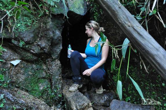 Reabastecendo a água na Trilha da Pedra da Gavea, no Parque Nacional da Tijuca, no Rio de Janeiro